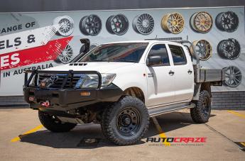 TOYOTA HILUX N70 4WD D HOLE BLACK